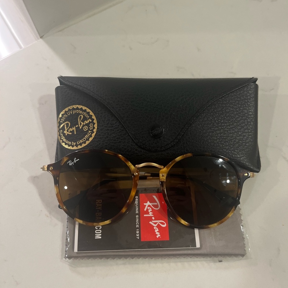 Ray-ban, turtle shell round sunglasses with case and lens towel